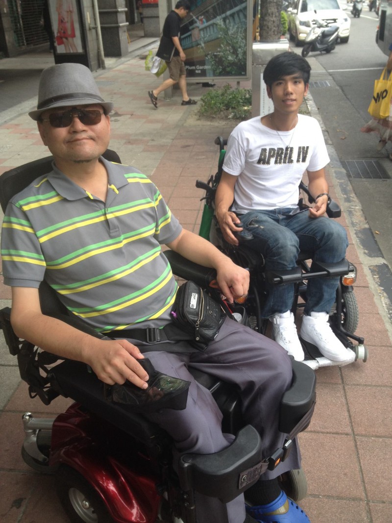 障礙者-傑哥（左），帶領男主角理解如何用電動輪椅生活（右）。